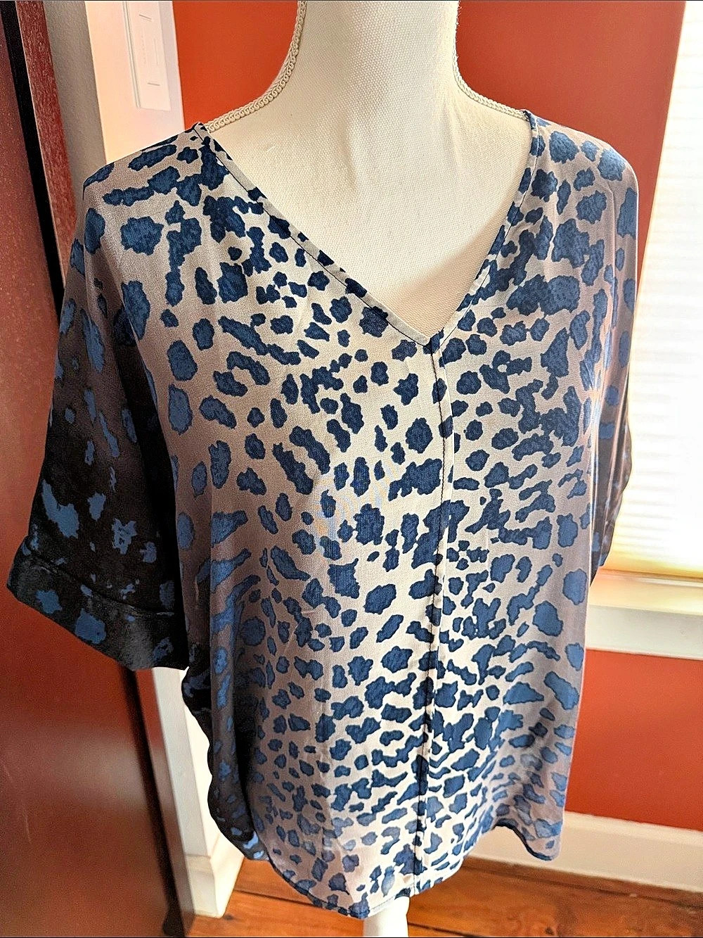 robbi & nikki Animal Print Blouse in Blue & Gray Size Medium